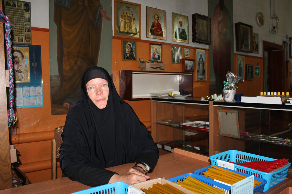 Монахиня Вера за свечным ящиком